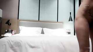 【69堂午夜视频】美女闺蜜双飞4P被两哥们一人一个操逼比赛