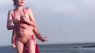 【69堂午夜视频】黑料吃瓜-老外在公共场合沙滩上做爱被多人唾弃用水洒向他们多位孩子们影响深远