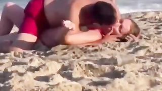 【69堂午夜视频】黑料吃瓜-老外在公共场合沙滩上做爱被多人唾弃用水洒向他们多位孩子们影响深远