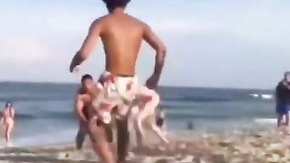 【69堂午夜视频】黑料吃瓜-老外在公共场合沙滩上做爱被多人唾弃用水洒向他们多位孩子们影响深远