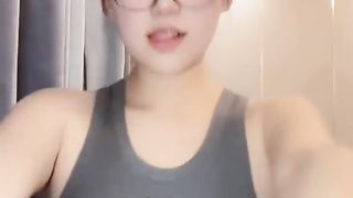 【69堂午夜视频】黑料吃瓜-抖音48万粉网红学中医的土狗早期大尺度直播资源流出捏奶头卖骚捞金被录屏