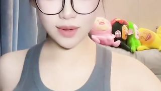 【69堂午夜视频】黑料吃瓜-抖音48万粉网红学中医的土狗早期大尺度直播资源流出捏奶头卖骚捞金被录屏