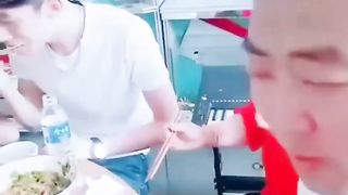 【69堂午夜视频】黑料吃瓜-警花张津瑜和现任老公家人们在一起吃饭当时沦为万人肉便器的她居然被老实人接盘了