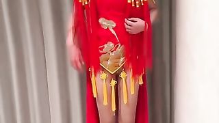 【69堂午夜视频】大神跨年夜让我姐穿上独特中式服装实现双洞齐插，水都喷我脸上来了