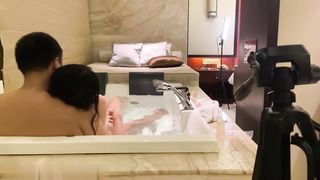 【69堂午夜视频】穿着黑丝悄悄溜进浴室偷吃后父肉棒 被爸爸狂操无毛小粉