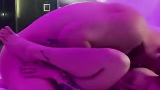 【69堂午夜视频】肉棒招待远道而来的模特儿朋友 捏着自己的奶头被疯狂抽送