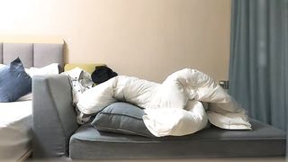 【69堂午夜视频】防不胜防啊这么美丽的小美女 担心被 ，还是被拍了