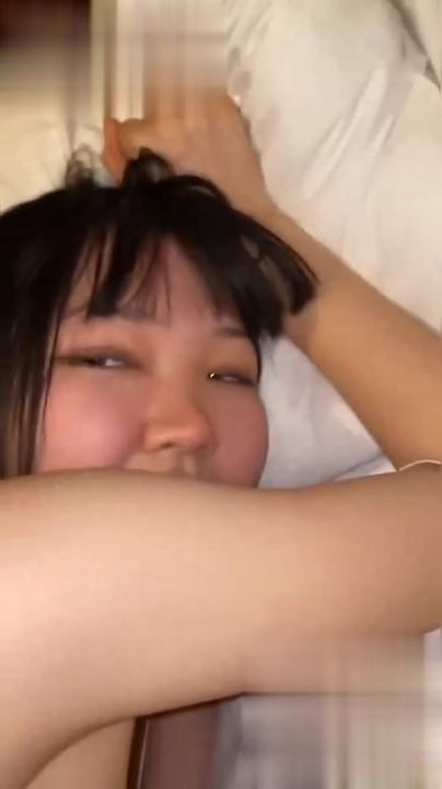 【69堂午夜视频】气质厂妹的甜美人生_贵州20岁高颜值厂妹_齐雨姗_因为长得面容姣好被金主包养_调教成小母狗的视频流出