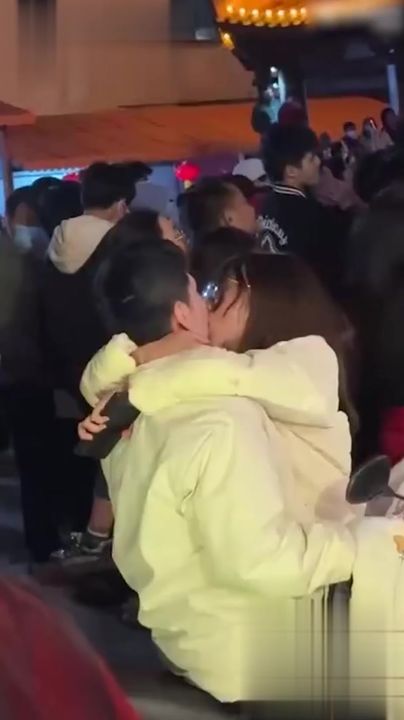 【69堂午夜视频】饥渴小情侣又出来作妖_在大庭广众下激情热吻毫不羞涩_难道所有人都是他们play的一环