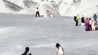 【69堂午夜视频】黑料吃瓜_冰雪中双马尾萝莉嫩妹骚舞脱衣，金主任务扭得嫩逼都露馋死人