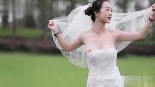 【69堂午夜视频】黑料吃瓜_我也要当摄影师_新娘外拍婚纱照只顾摆pos_两颗红红的樱桃被摄影师看光了_定要好好调教一番