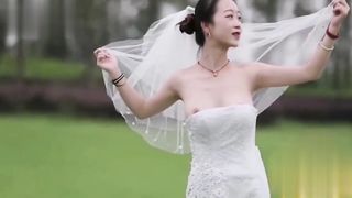 【69堂午夜视频】黑料吃瓜_我也要当摄影师_新娘外拍婚纱照只顾摆pos_两颗红红的樱桃被摄影师看光了_定要好好调教一番