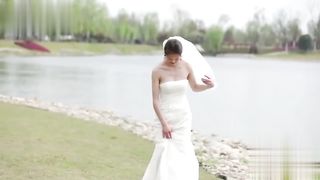 【69堂午夜视频】黑料吃瓜_我也要当摄影师_新娘外拍婚纱照只顾摆pos_两颗红红的樱桃被摄影师看光了_定要好好调教一番