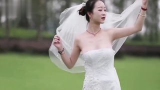 【69堂午夜视频】黑料吃瓜_我也要当摄影师_新娘外拍婚纱照只顾摆pos_两颗红红的樱桃被摄影师看光了_定要好好调教一番