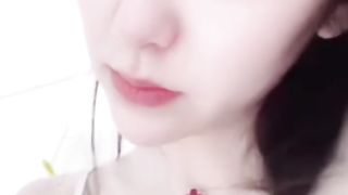 【69堂午夜视频】黑料吃瓜_抖音10W粉网红_77_日常号_直播时意外走光被录屏_引起直播间一群狼友的垂涎_网友称：这都是故意的