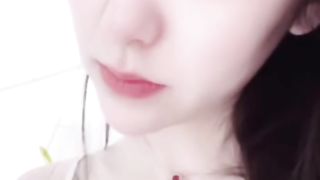 【69堂午夜视频】黑料吃瓜_抖音10W粉网红_77_日常号_直播时意外走光被录屏_引起直播间一群狼友的垂涎_网友称：这都是故意的