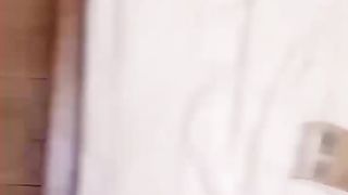 【69堂午夜视频】黑料吃瓜_肌肉男与少妇在KTV卫生间淫乱做爱_禁欲几周的肌肉男忍不住直接把少妇摁在卫生间马桶上抽插