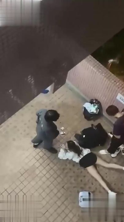 【69堂午夜视频】黑料吃瓜_香港热瓜_香港屋苑平台3P性爱派对被曝光_一人前一人后2男1女淫乱狂欢_视频流出后引起港区吃瓜群众一片哗然