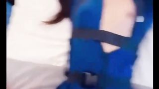 【69堂午夜视频】哄骗妹妹闺蜜出来逛街买衣服 商场里大庭广众下就扣逼接着带回酒店穿上制服调教