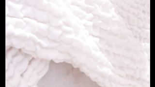 【69堂午夜视频】哄骗刚破处的妹妹一块去洗浴中心 强迫她穿上半露奶子的泳衣