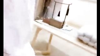 【69堂午夜视频】哄骗刚破处的妹妹一块去洗浴中心 强迫她穿上半露奶子的泳衣