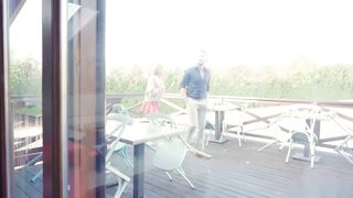 【69堂午夜视频】金发辣妹户外吃鸡直接无视路人就开始脱下裤子开干