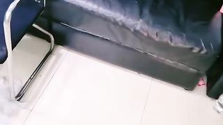 【69堂午夜视频】皮肤白皙的亚裔小妹露脸被黑人大鸡巴按在椅子上疯狂抽插，高潮不断水花四溅，精彩刺激呻吟可射