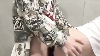 【69堂午夜视频】绿帽男爱玩刺激的，在公园露出，在男次所啪啪。