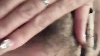 【69堂午夜视频】绿帽男爱玩刺激的，在公园露出，在男次所啪啪。