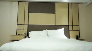 【69堂午夜视频】美乳蓝衣妹 脐钉美女超级白嫩宝想无套可惜不能