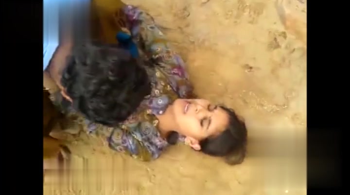 【69堂午夜视频】黑料吃瓜-全网真实性最高的强奸片这当然是源自视频里的印度人强奸出了名的国家路边抓一个妇女直接开操