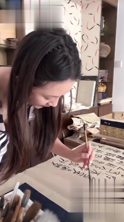 【69堂午夜视频】黑料吃瓜-抖音直播练练毛笔字陶冶下情操微乳美女镜头下可以频繁漏骚奶牢牢把握流量密码