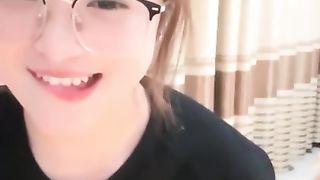 【69堂午夜视频】黑料吃瓜-最新自录杭州传媒大学张雪自慰肉感眼镜反差婊胸型是真好看胖胖的妹子水就是多