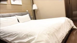 【69堂午夜视频】年度泡良狗血大剧，唯一的一场做爱，老公贡献娇妻给人玩