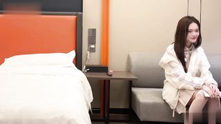 【69堂午夜视频】换了个粉色jk，身材苗条夹子音，叫床声音太温柔了，各种姿势尝试