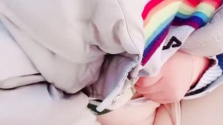 【69堂午夜视频】骚货户外抠逼心痒难耐找了男人野战，被一顿狂艹内射