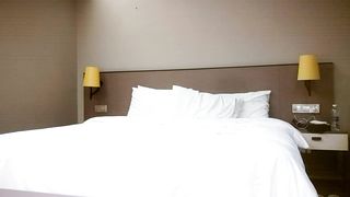 【69堂午夜视频】170CM细腰大长腿，翘起屁股随便玩，扛起美腿爆草，美女很配合