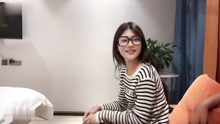 【69堂午夜视频】3000网约戴眼镜的邻家精神小妹，刚满18岁，圆润的胸部手感很好，插进去好痛让我不要插那么深