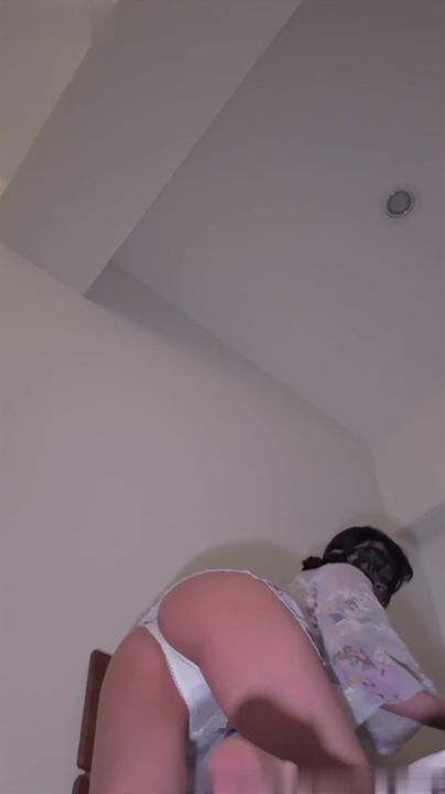 【69堂午夜视频】不小心走进汤屋员工休息室，看到穿着和服熟睡的服务生，居然有意外的展开