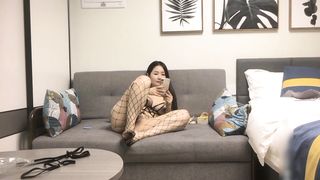 【69堂午夜视频】第一次约这么骚的外围穿上情趣内衣内射