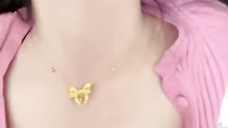 【69堂午夜视频】会喷水亲姐姐周末和姐姐单独在老家姨妈刚走不停在家发骚先让她带上乳夹菊花插上尾巴去楼下取快递