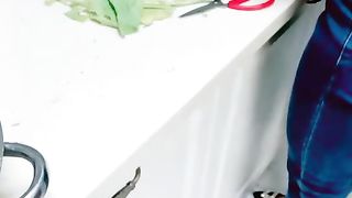 【69堂午夜视频】勾引小嫂子从厨房洗衣做饭开始一顿忽悠半推半就，当鸡巴插入小穴的瞬间就老实了，疯狂艹逼内射