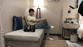 【69堂午夜视频】肤白貌美，抱起狂插，汗流浃背小伙暴力输出中途月经大出血只好作罢