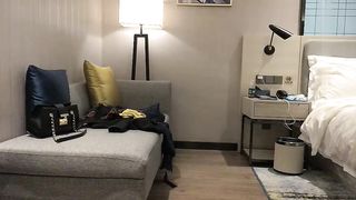 【69堂午夜视频】肤白貌美，抱起狂插，汗流浃背小伙暴力输出中途月经大出血只好作罢