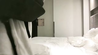 【69堂午夜视频】性感黑丝空姐制服外围妹子口交清晰可见，丝袜撕裆猛操