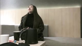 【69堂午夜视频】江南温婉女神沙发干到一半激烈时隔壁敲门吓得够呛花式啪啪满足小姐姐