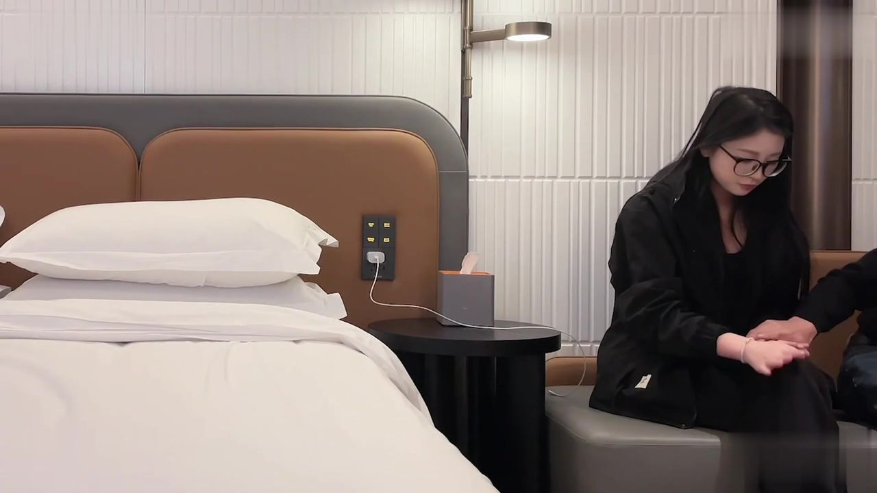 【69堂午夜视频】今天约了个戴眼镜的学生妹，旺仔小馒头还在发育中，不会口活差点口吐了，下面毛毛很少很紧都给干红了