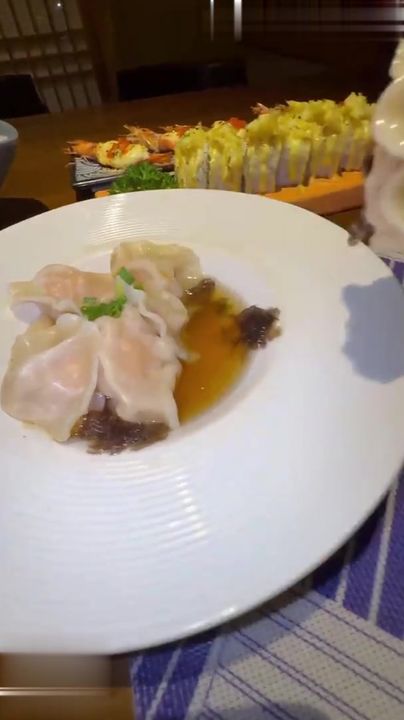 【69堂午夜视频】元宵节约上亲姐一起去吃日料，亲姐趴在桌子底下帮我口爆