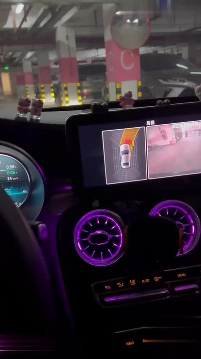 【69堂午夜视频】开车不小心撞到人，下车一看，一位貌美如仙的女生倒在了地上