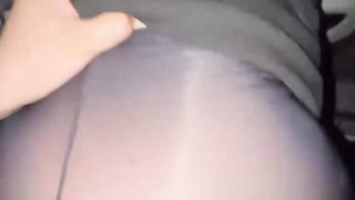 【69堂午夜视频】极品性感姐姐微露脸穿上油光黑丝趴在大马路上露出求操，姐姐还说如果被路人看到就拉他一起过来操